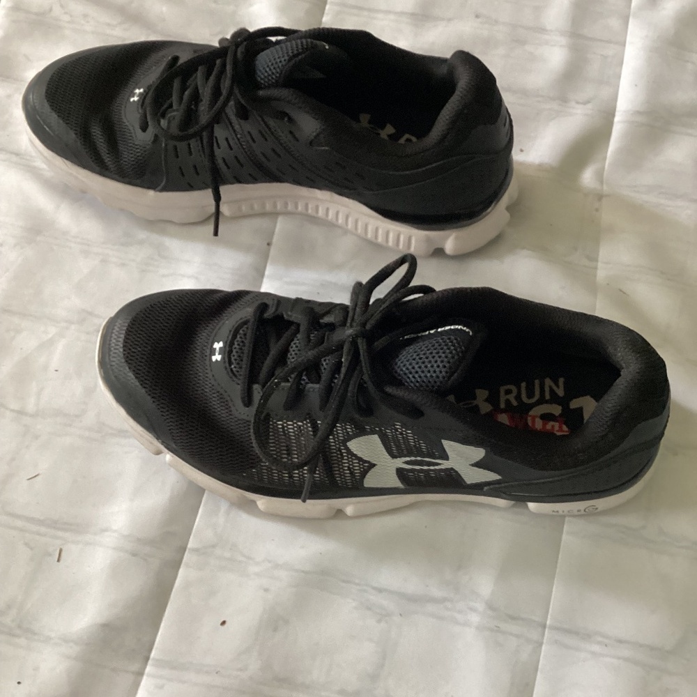 UNDER ARMOUR SNEAKERS ( Size:10)